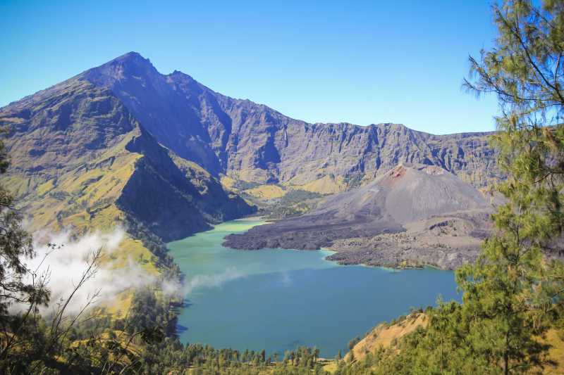 山地林加尼山全景