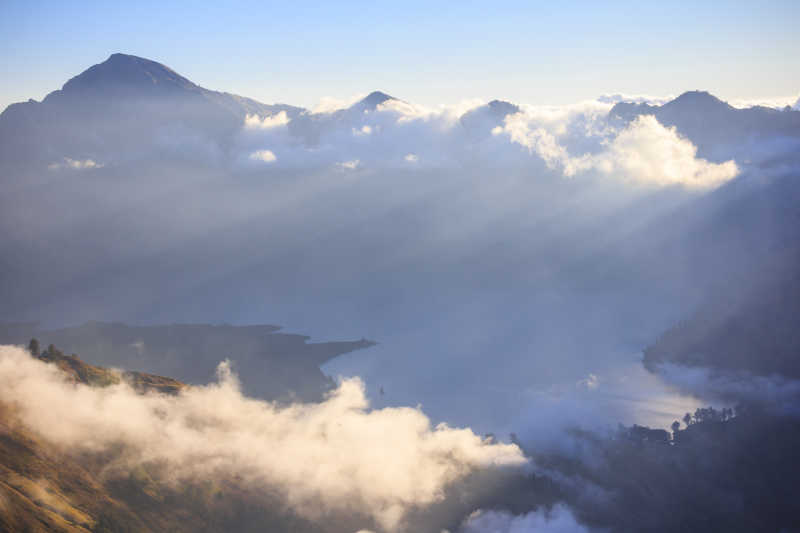 阴天和雾山林加尼山