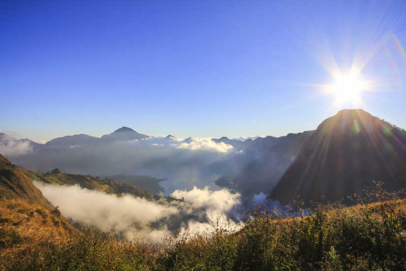 雾山林加尼山山顶自然风光