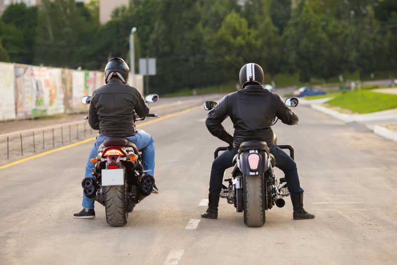 两个帅哥相约一起骑摩托车