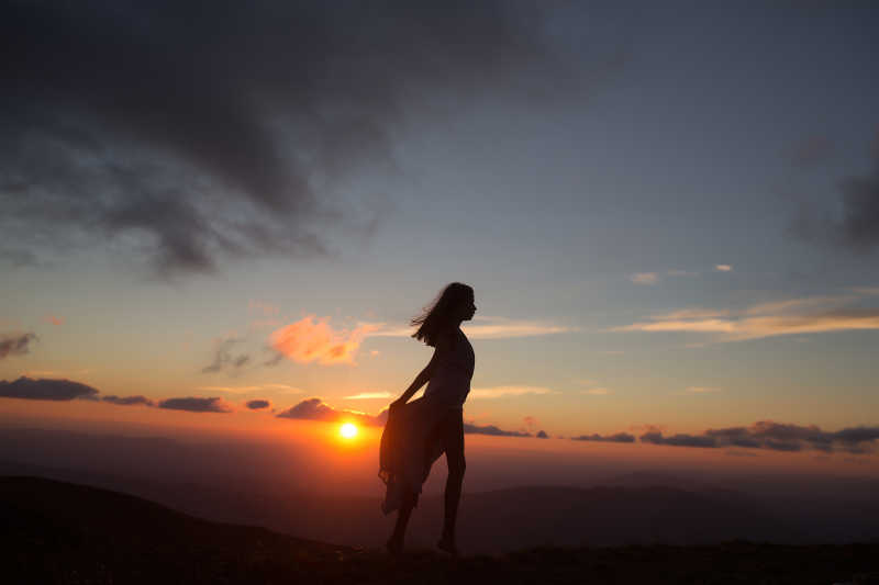 夕阳下的女人