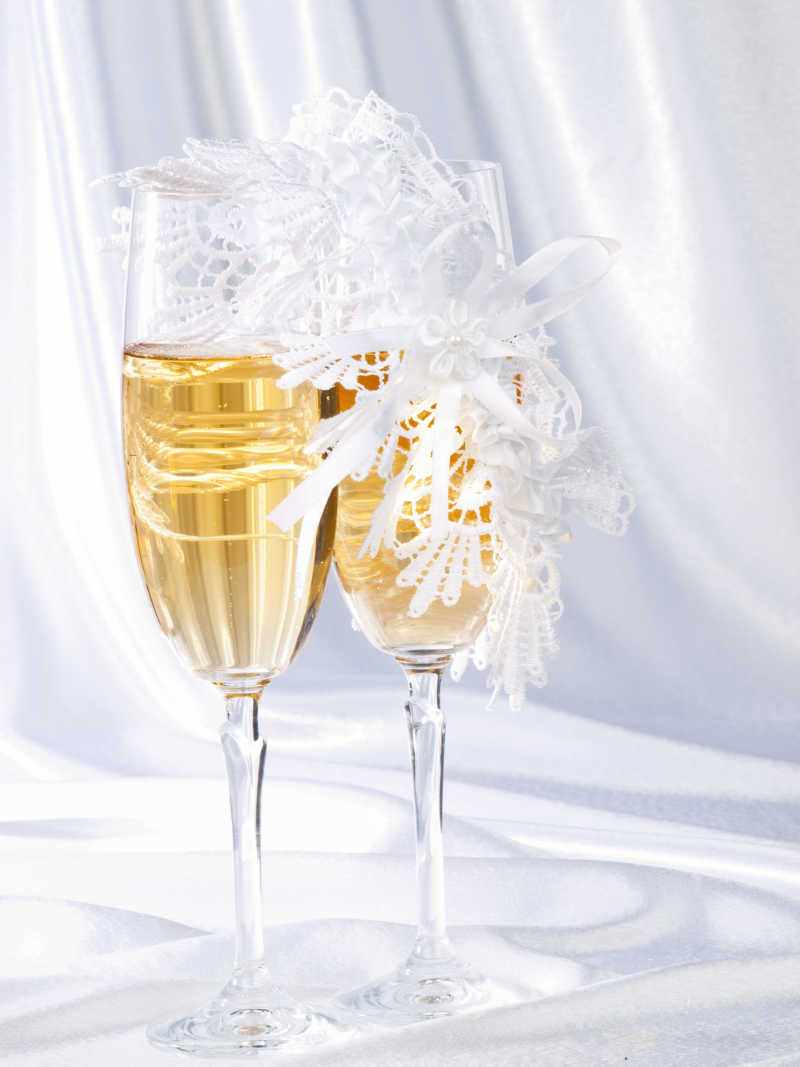 香槟酒上的白色装饰花