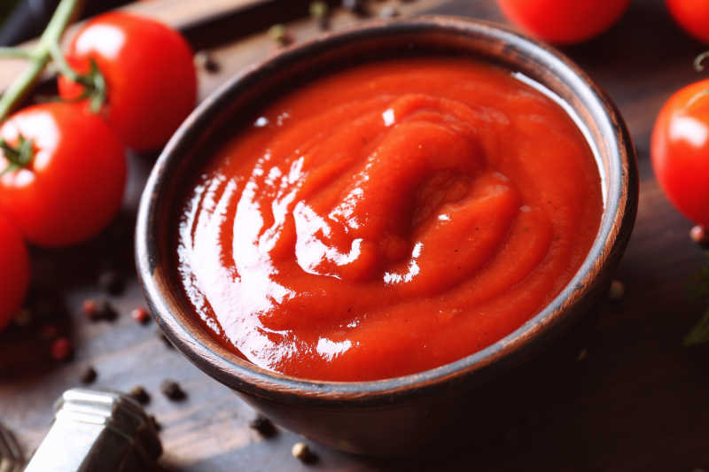 碗中健康美味的番茄酱特写