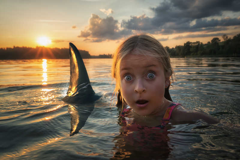 水中女孩偶遇海豚的惊奇表情