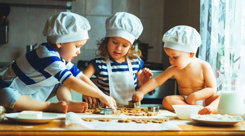 喜欢烹饪的孩子在厨房制作饼干