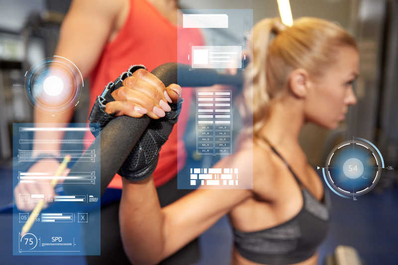 男人和女人弯曲在健身房锻炼身体
