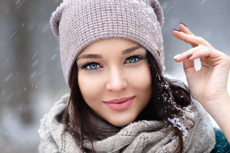 在冬季室外美丽的年轻女子