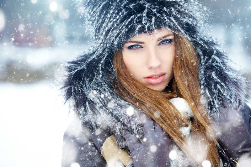 下雪地里美丽的女子肖像