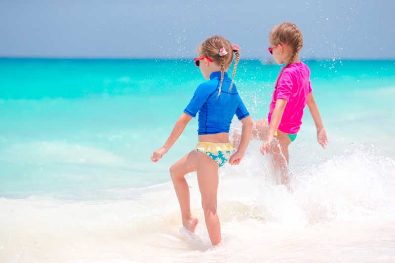 在海边戏水的两个小女孩