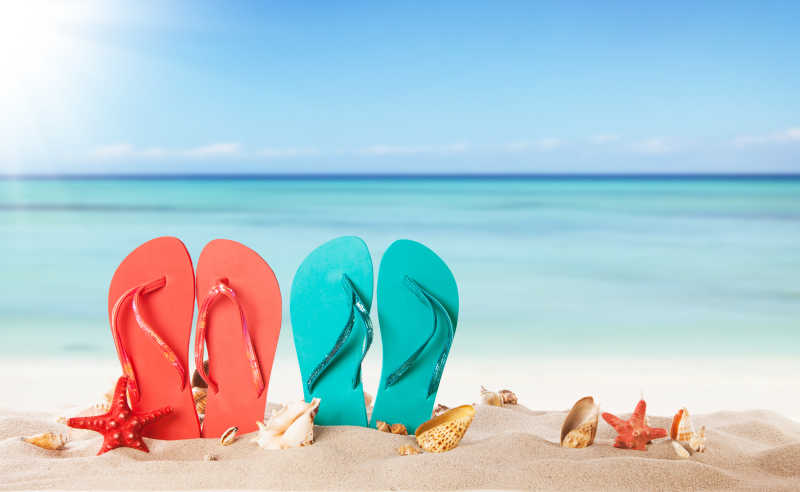 彩色凉鞋在沙滩上