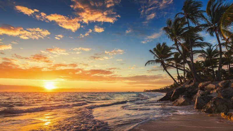 热带岛屿海滩上的日出风光