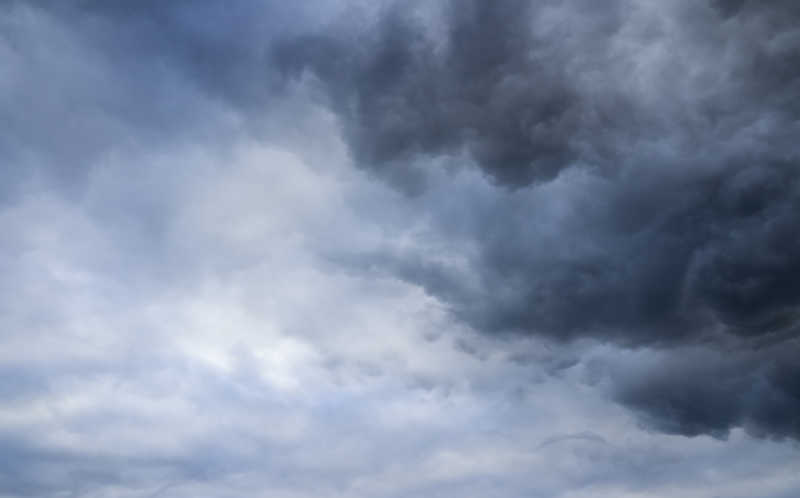 在地平线上乌云密布的雷雨天空