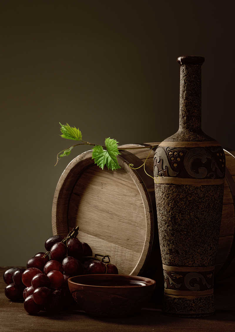 葡萄酒桶葡萄酒瓶和葡萄