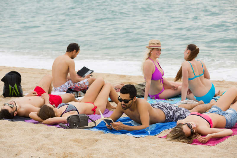 一群在沙滩上晒太阳的年轻美国人