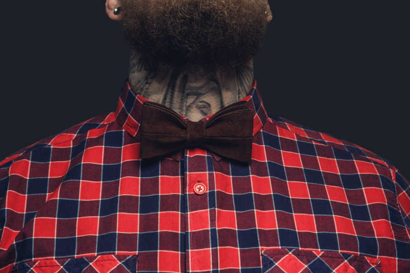 纹身男胡子穿着非正式红色衬衫