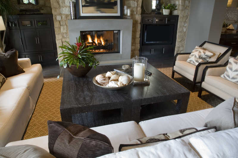现代风格的客厅和壁炉