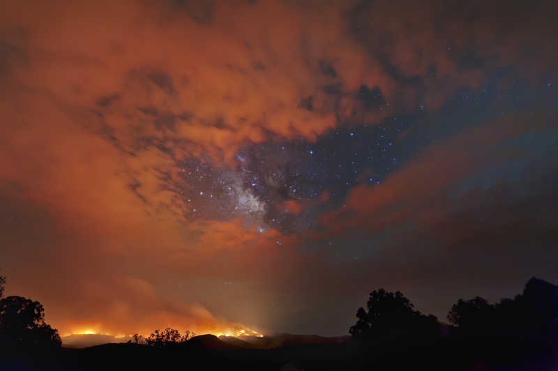 烈火燃烧的夜空