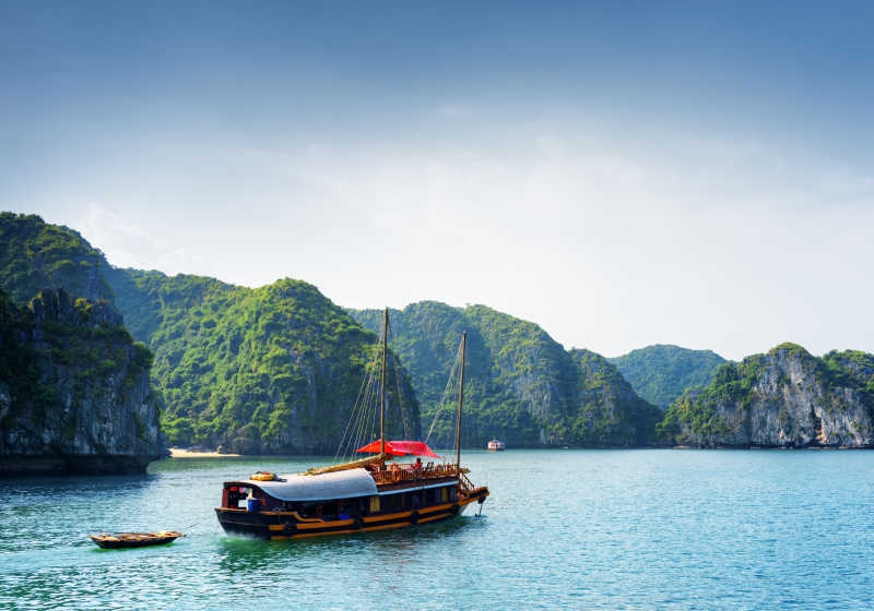 越南下龙湾上的旅游船