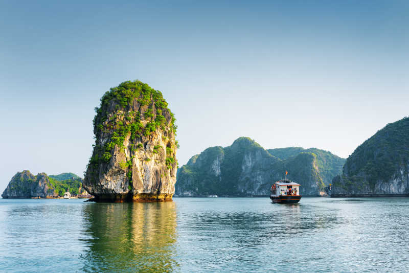 美丽的下龙湾岩柱风景