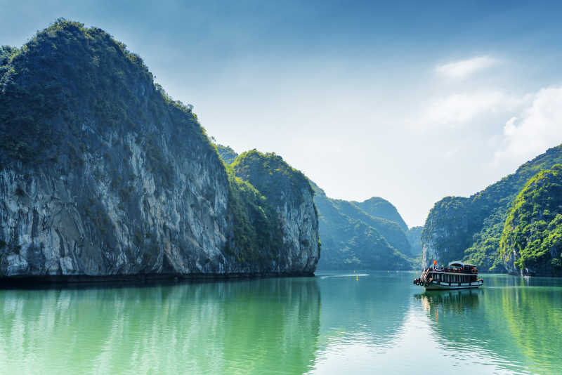 美丽的下龙湾上的船只