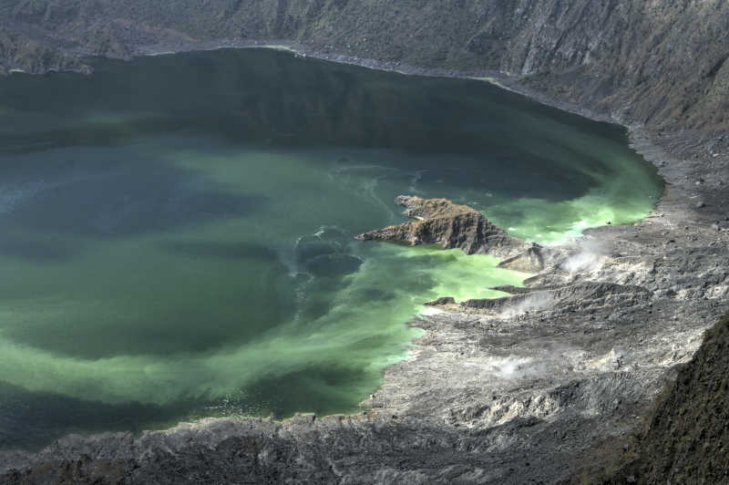 自然的火山湖特写