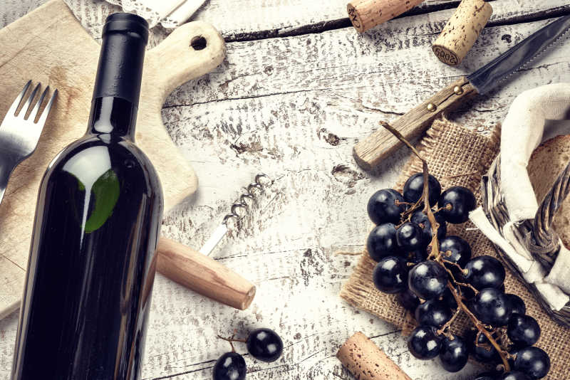 红酒与葡萄的特写图片