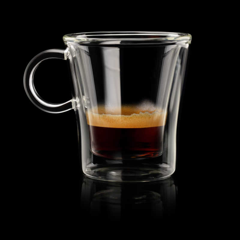 在黑色背景上的透明杯咖啡Ristretto