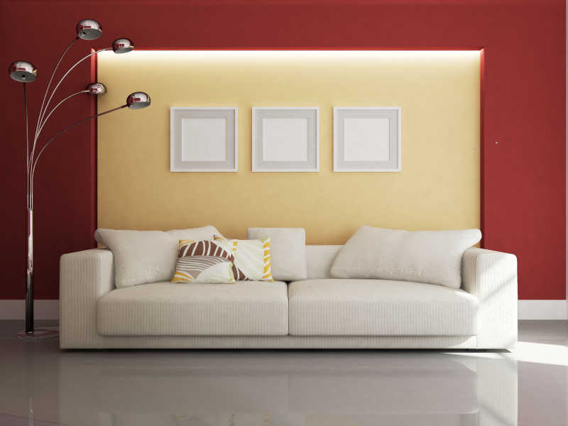 白色的沙发和红黄背景墙