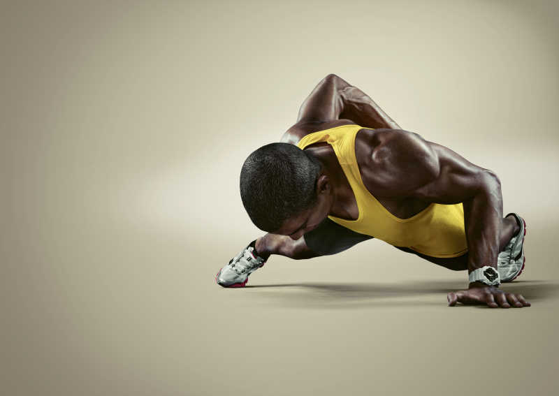 做俯卧撑的年轻黑人运动员