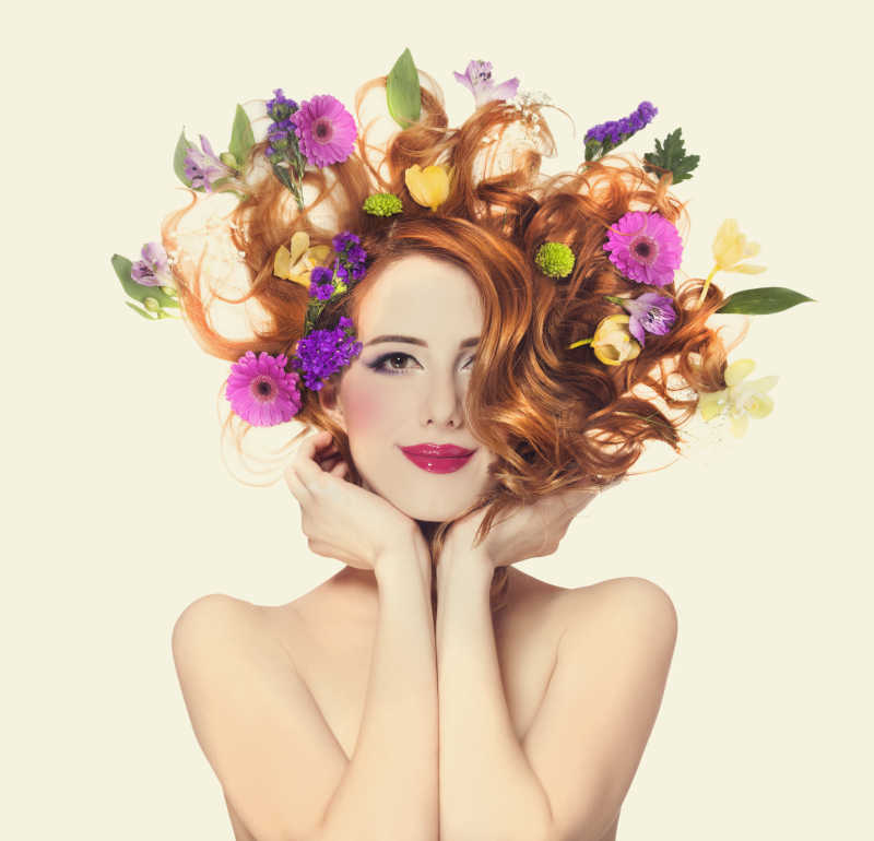 头发的上戴满五颜六色花朵的美女