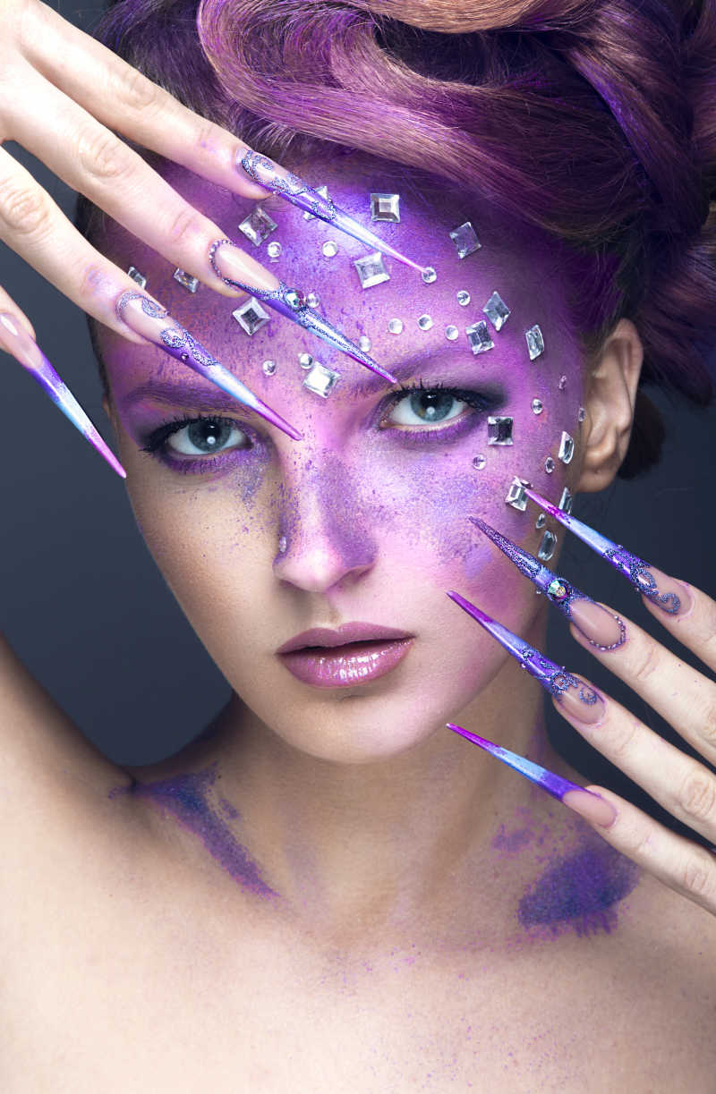 紫色创意妆配水晶和长指甲