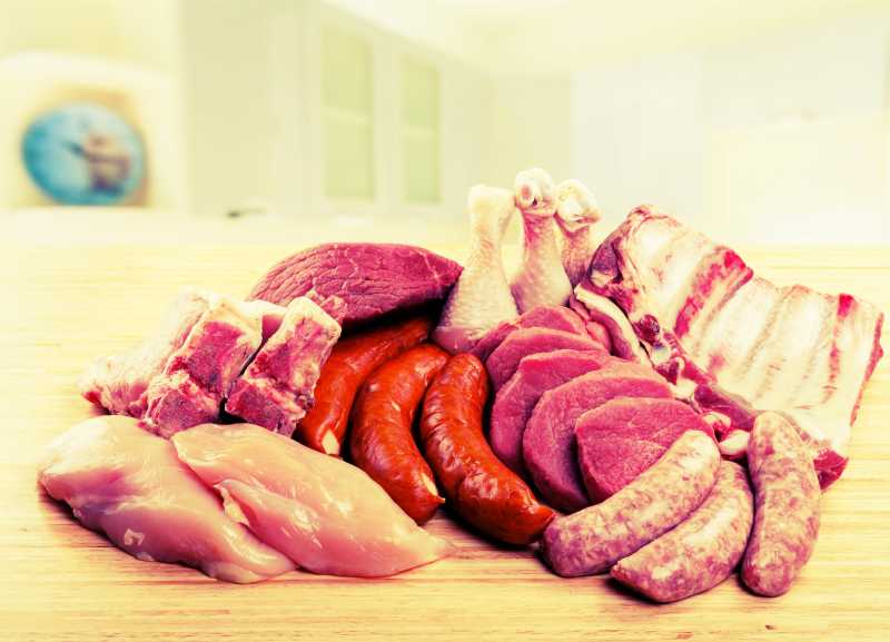 木板上的各种类型的生肉食材