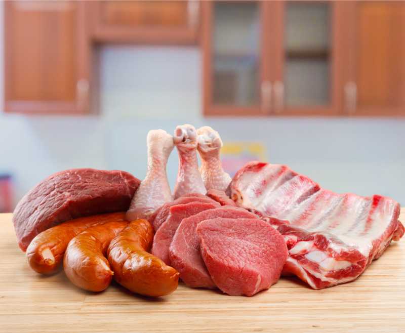 木桌上的不同种类的肉类食材