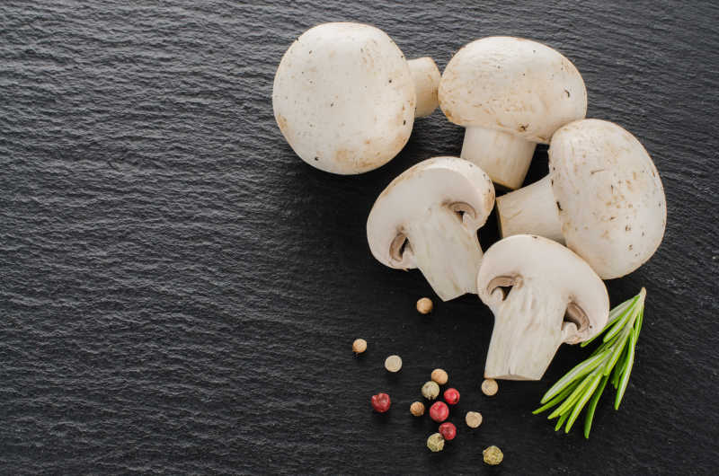 黑色背景上的白色鲜香菇