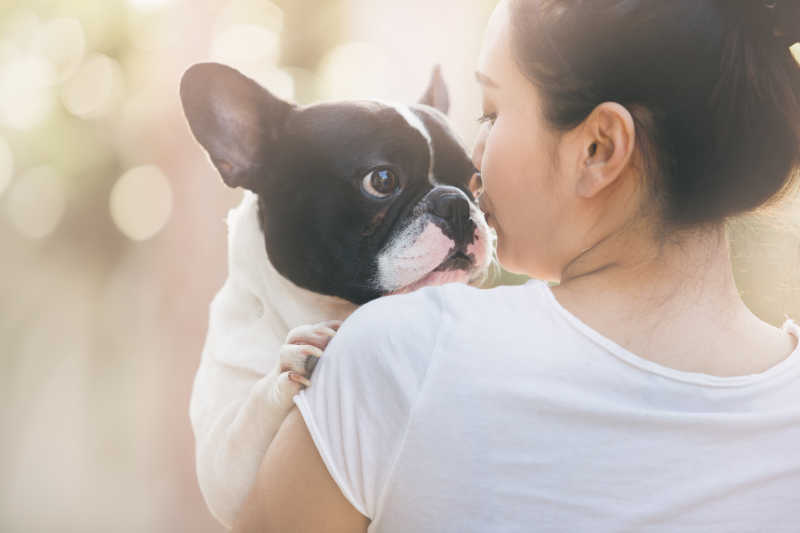 抱着狗的女人