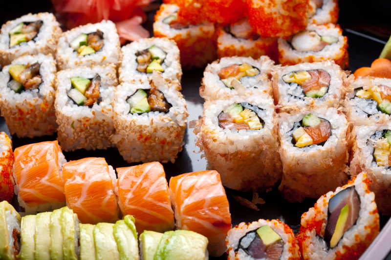 放在餐盘上的丰富多彩的日本寿司
