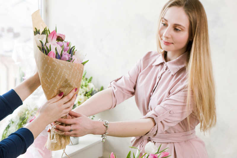 女子正在交付鲜花花束