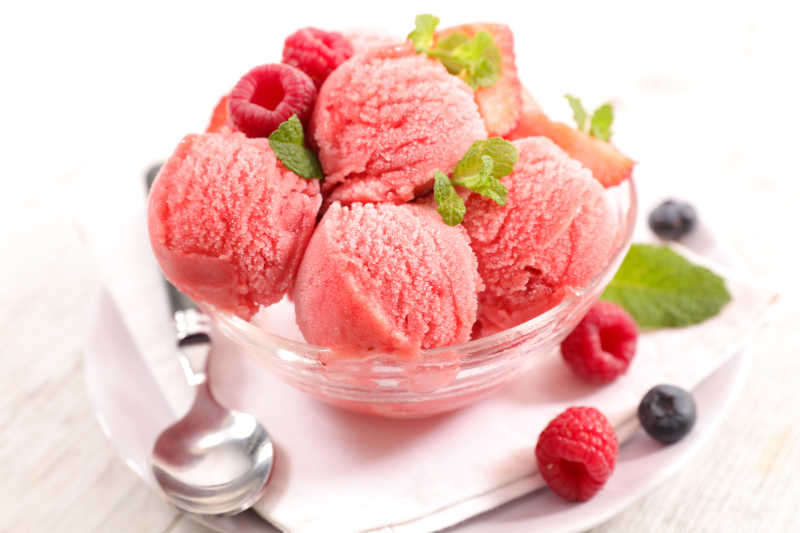 玻璃碗里的草莓冰淇淋球