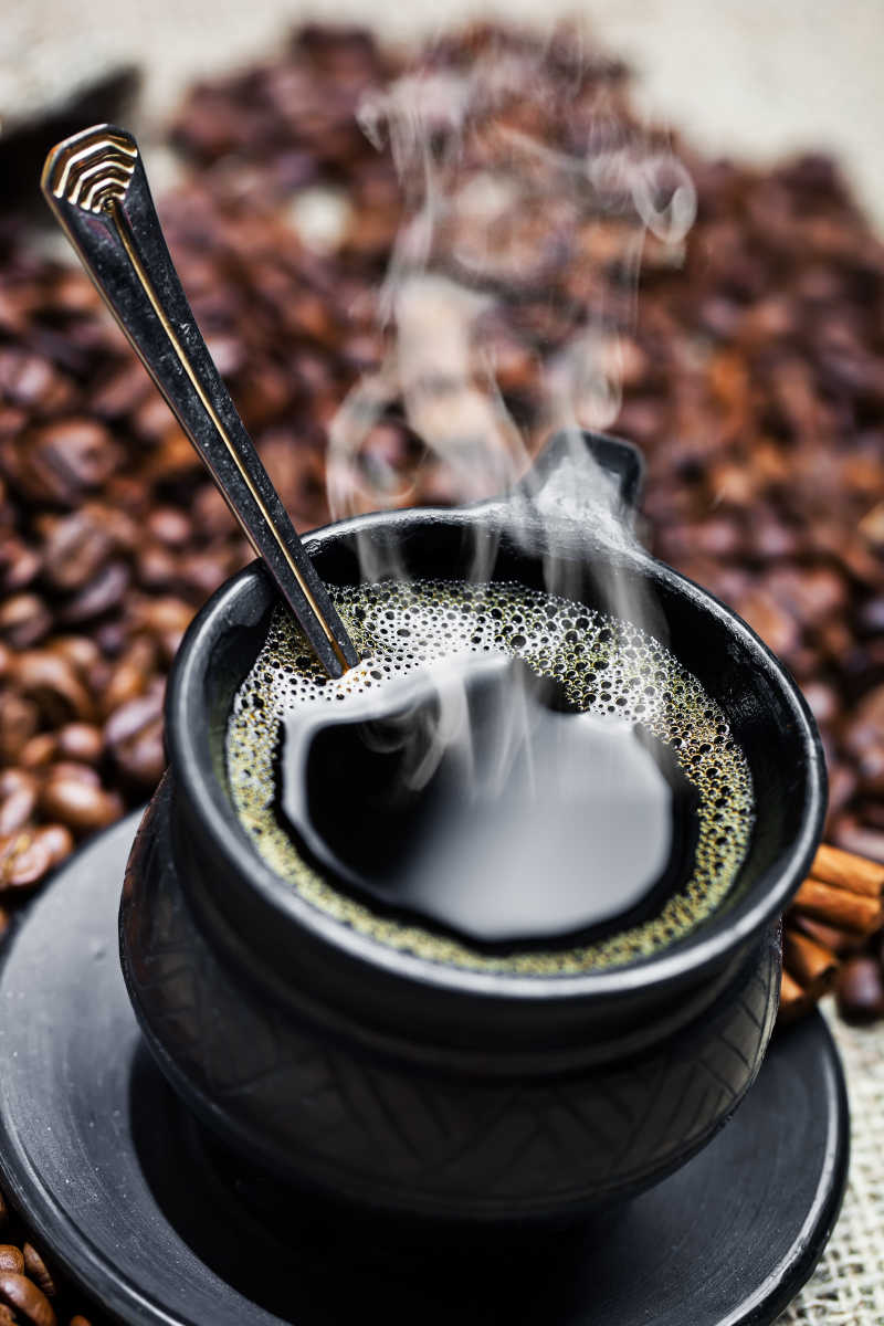 黑咖啡和咖啡豆
