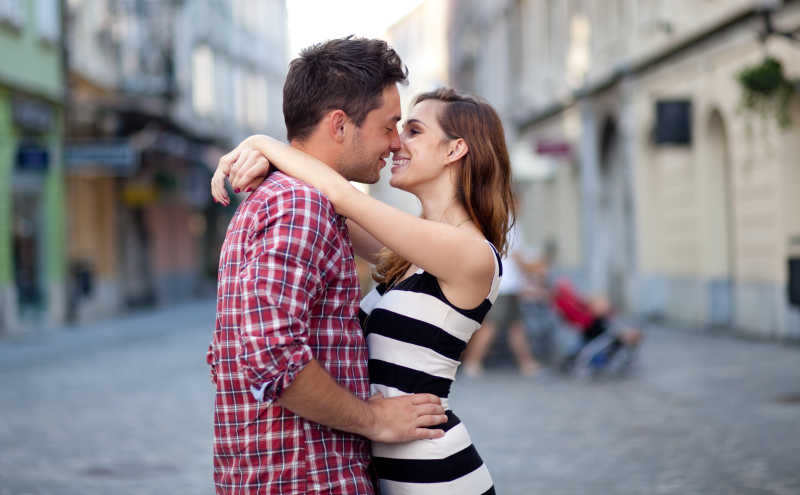 情侣在街头相拥接吻