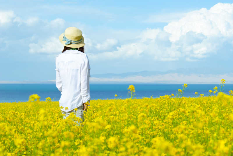 油菜花田中的女人