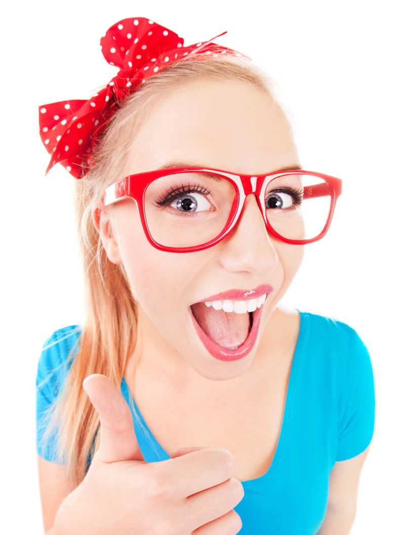 白色背景下穿蓝衣服戴红眼镜的金发女孩竖起大拇指