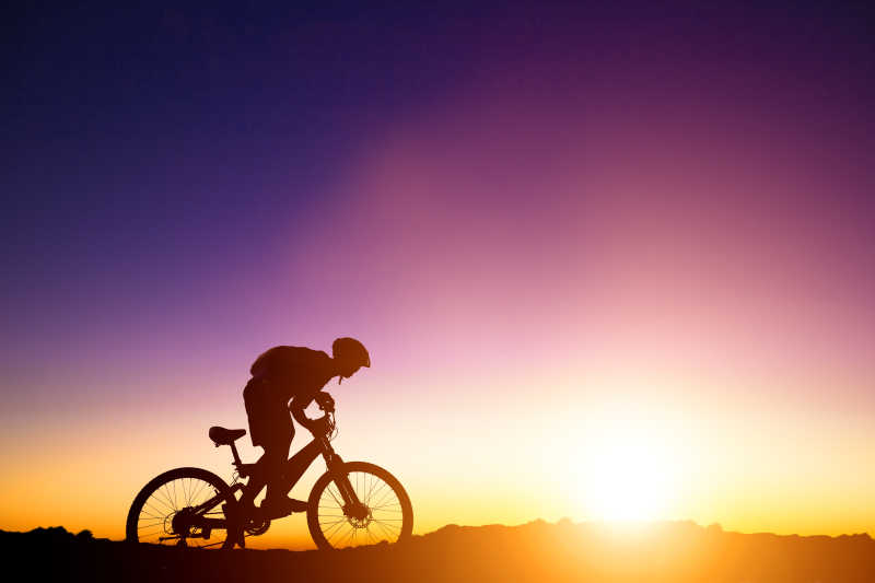 日出背景下的山地自行车骑手