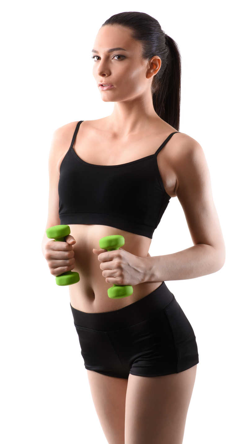 用绿色哑铃锻炼身体的女人