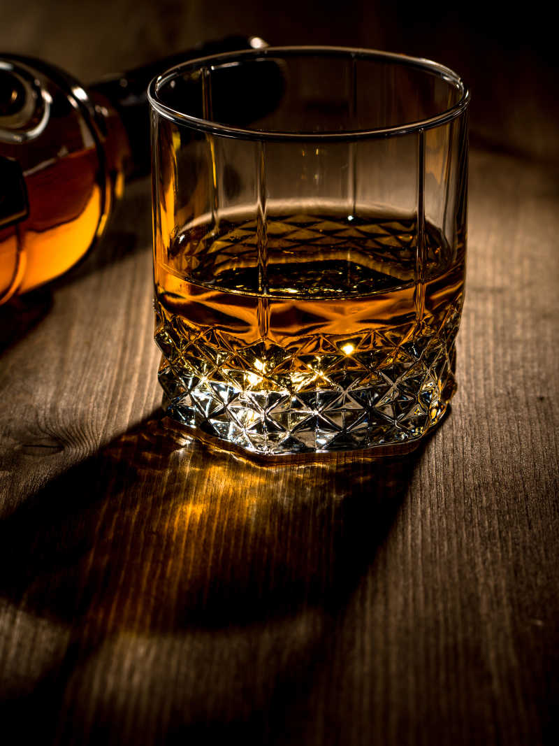 木制表面上的威士忌