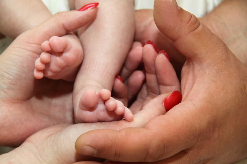 婴儿的脚和父母的手