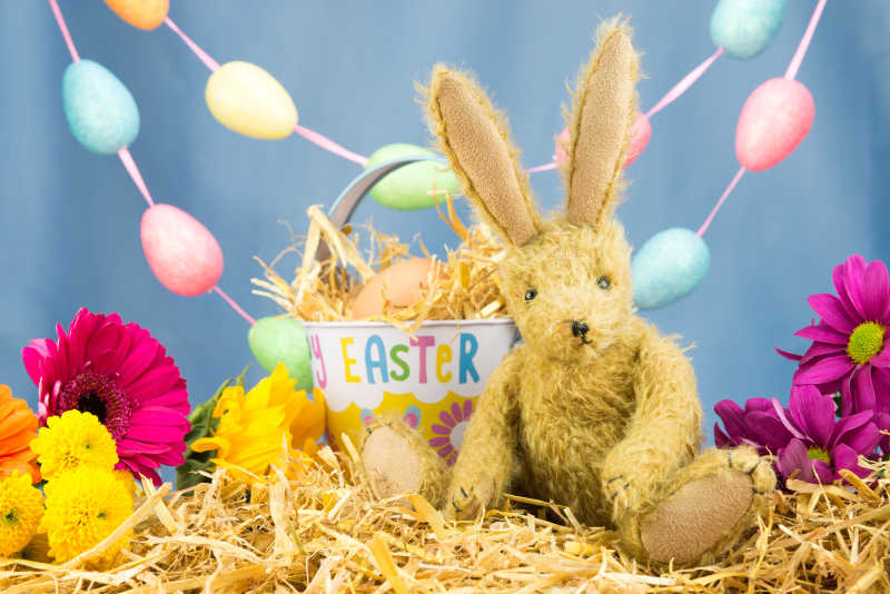兔兔玩具旁边的复活节彩蛋桶
