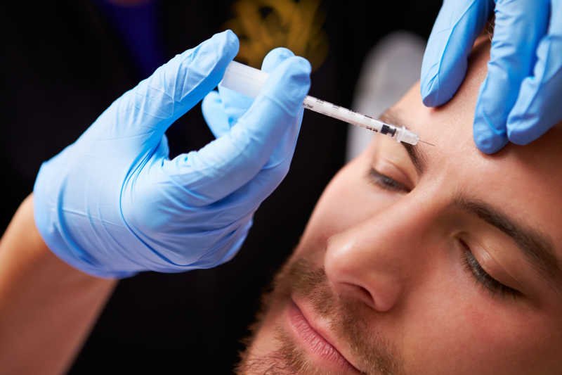 美容诊所接受肉毒杆菌毒素治疗的男性