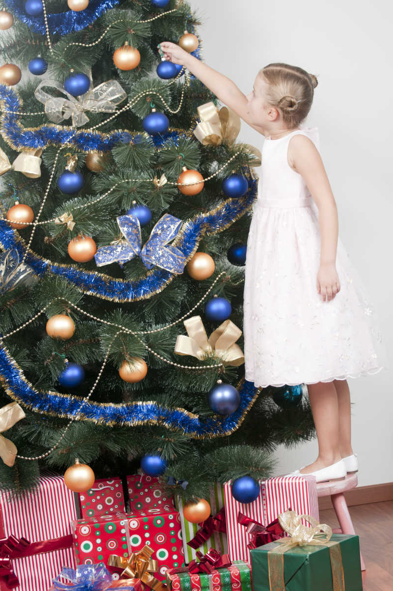 装饰圣诞树的小女孩