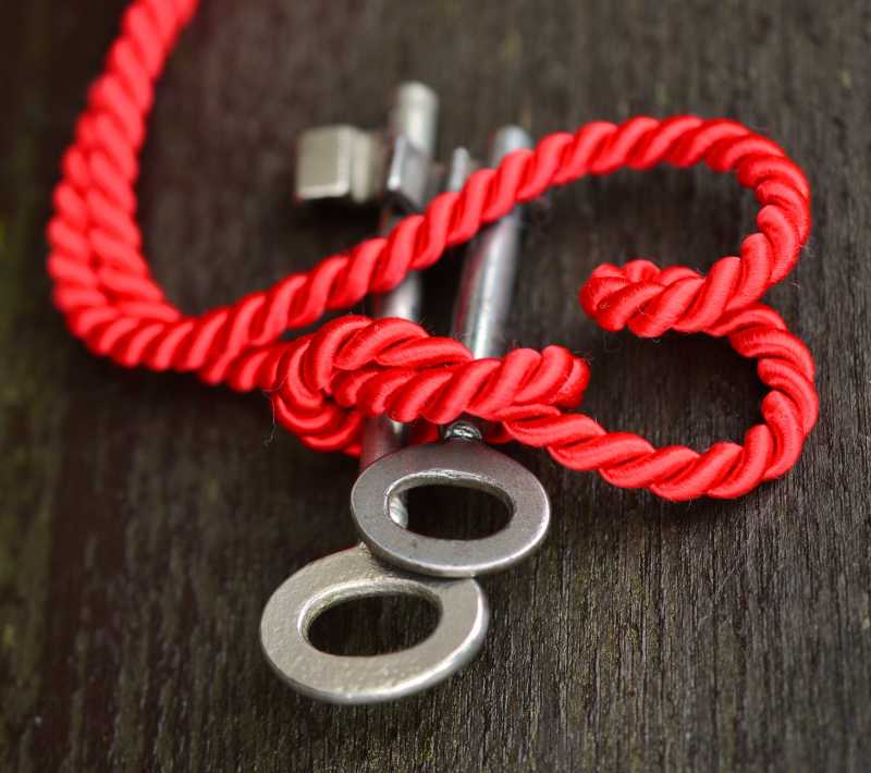 木桌上的红绳与钥匙